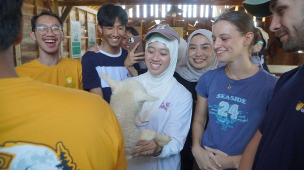 Internationale Studierende besuchen eine Ziegen- und Schaffarm in Lerep