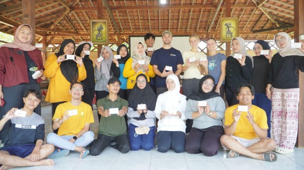 Mahasiswa pertukaran dari Jerman berfoto bersama warga dan staf APU di Desa Wisata Lerep, Semarang
