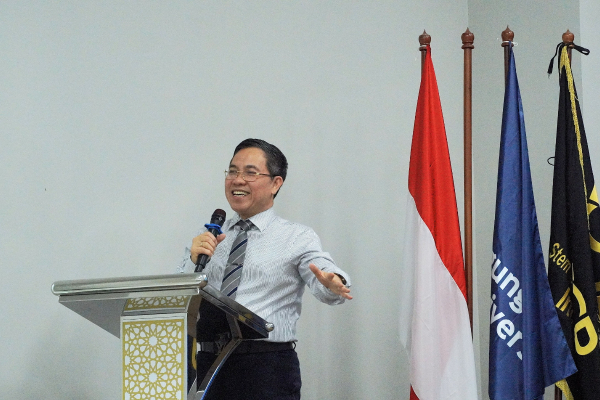 Siswa SMA mengikuti campus tour dan trial class bersama dosen di Agung Putra University Semarang
