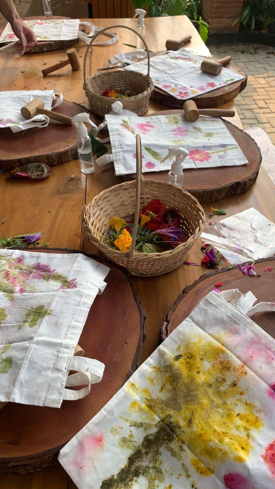 Blumenabdrücke, die mit der Eco-Pounding-Technik hergestellt wurden.