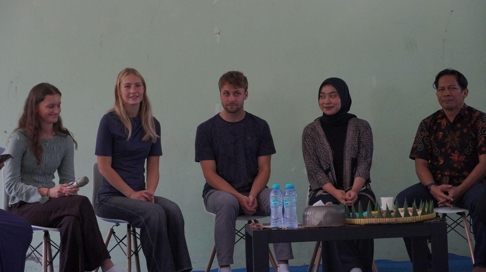 Deutsche Austauschstudierende sitzen während des Schulbesuchs mit einer Vertretung des International Office der APU zusammen.