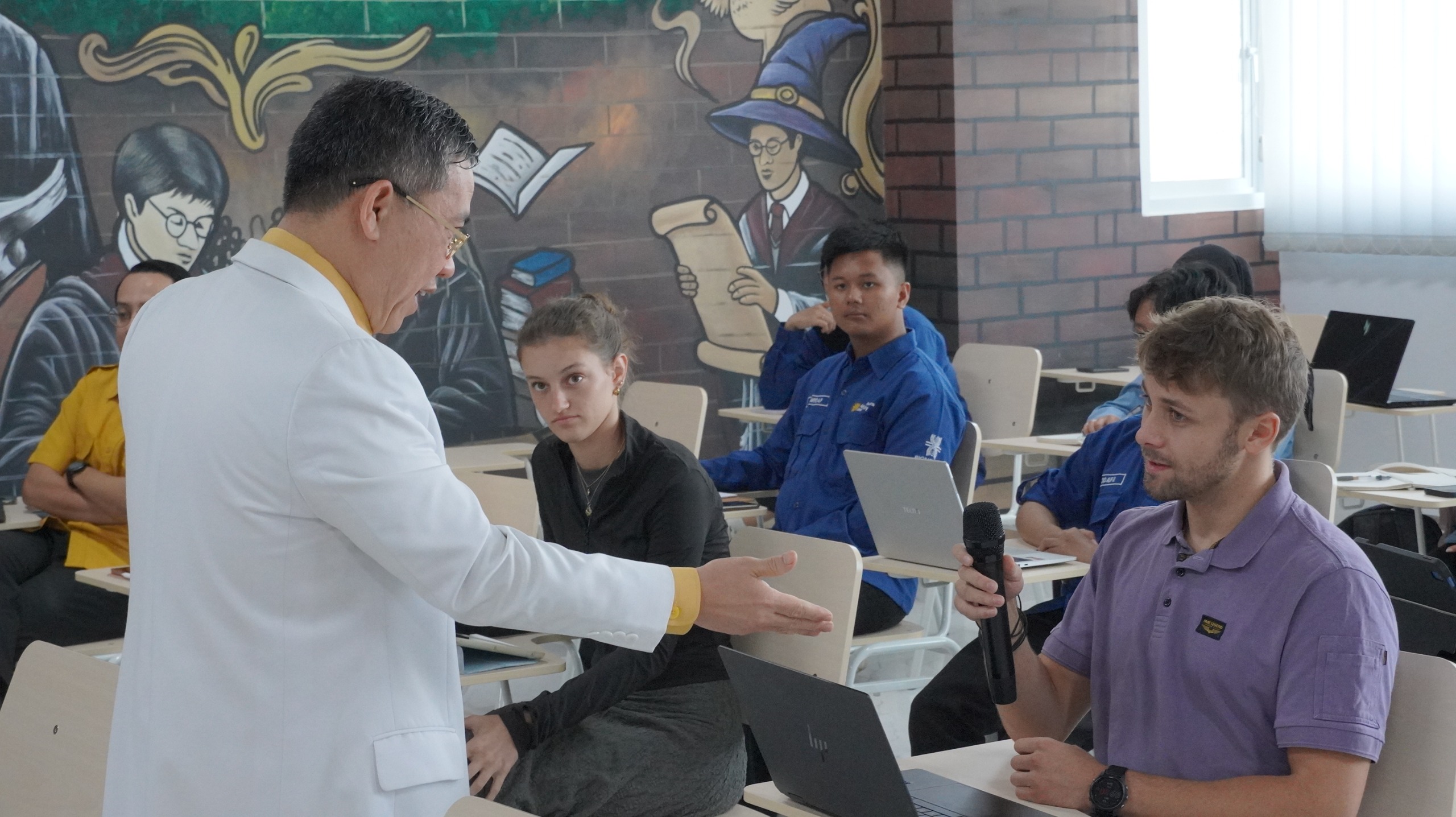 Prof. Agung Putra shares APU’s vision.jpeg Prof. Agung Putra shares APU’s vision.jpeg