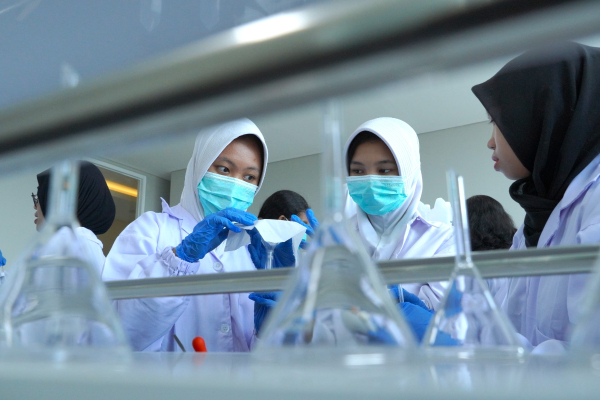 Accompanying teachers praise the campus facilities at Agung Putra University Semarang.jpg