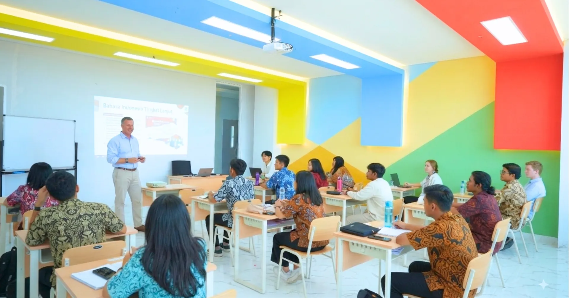 Dosen menyampaikan materi kepada mahasiswa di ruang kelas APU