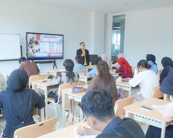 Mahasiswa belajar bersama di ruang kelas APU