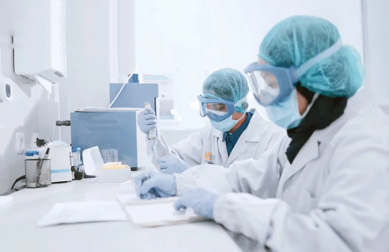 Mahasiswa melakukan praktik di laboratorium modern
